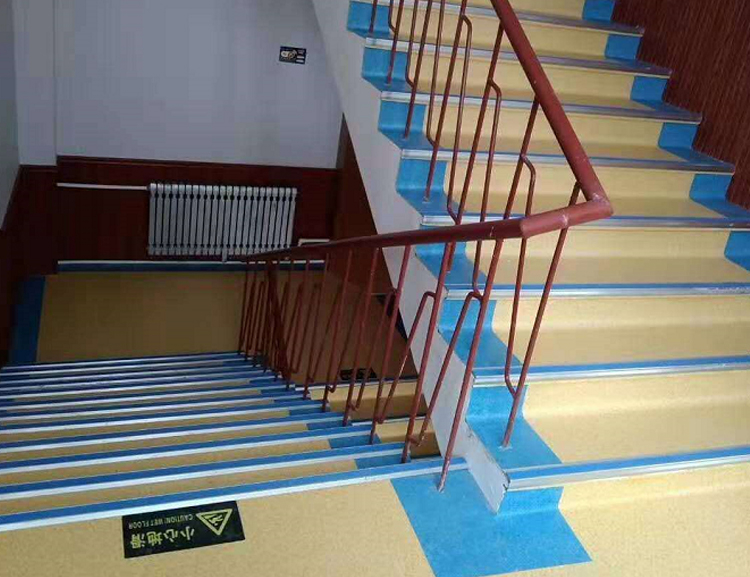 楼梯整体踏步
